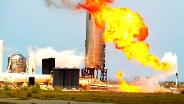 Der Raketenprototyp Starship SN4 von SpaceX explodiert während Test gewaltige explosion feuerball
