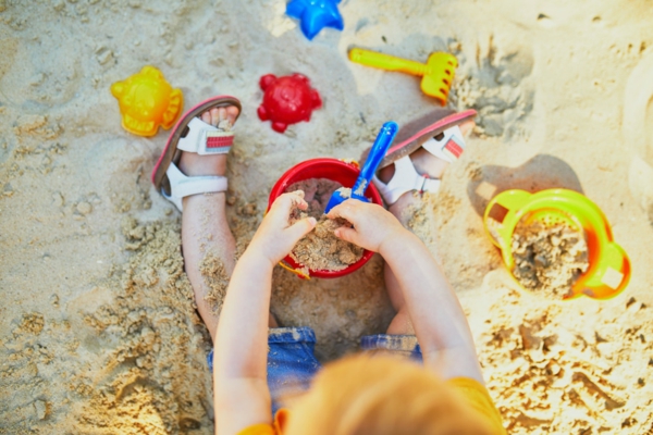Gartenspiele für Kinder im Freien mit Sand spielen