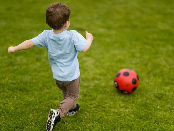 Gartenspiele für Kinder im Freien spielen Ball