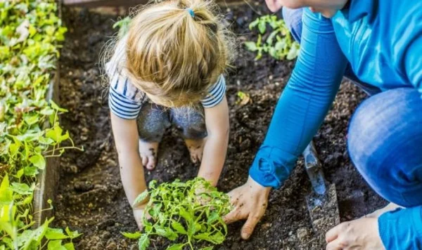 Gartenspiele für Kinder im Freien spielen Gartenarbeit