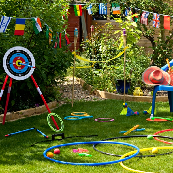 Gartenspiele für Kinder im Freien spielen Gartenparty