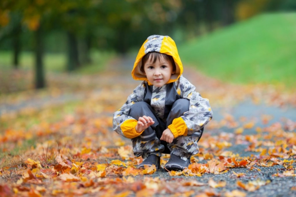 Gartenspiele für Kinder im Freien spielen Herbstspiele Herbstblätter