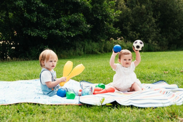 Gartenspiele für Kinder im Freien spielen Kleinkinder Picknick