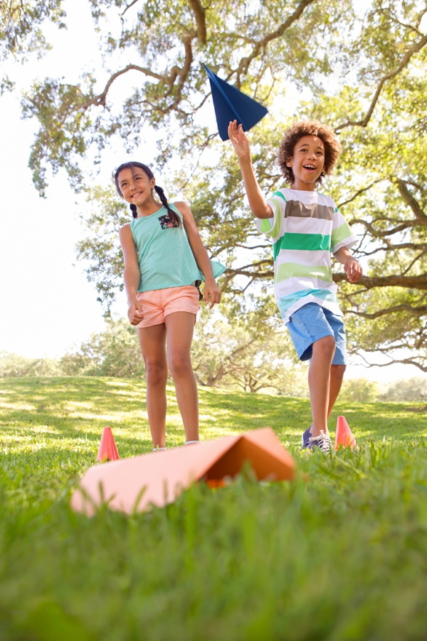Gartenspiele für Kinder im Freien spielen Papierflugzeug