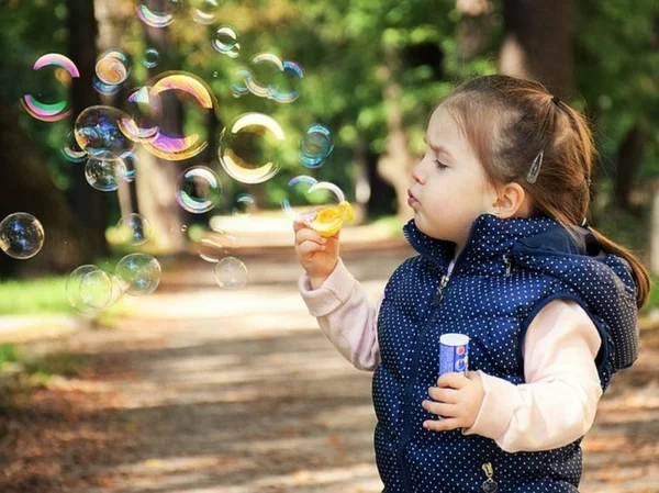Gartenspiele für Kinder im Freien spielen Seifenblasen pusten