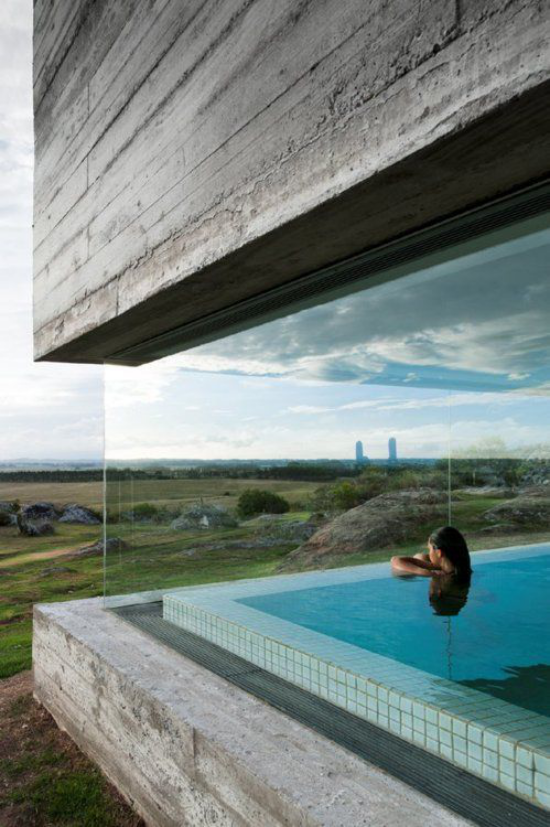 Hallenbad zu Hause Indoor Pool Glaswände schönes Panorama Mädchen im Wasser
