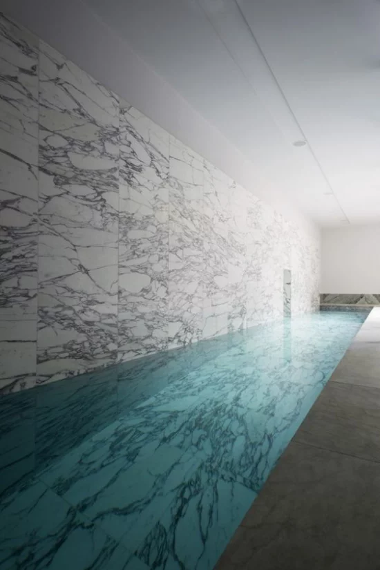 Hallenbad zu Hause Minimalismus pur im Design Marmor Platten an der Wand in Grau