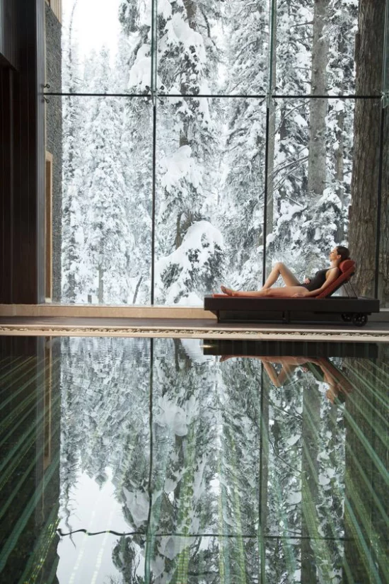 Hallenbad zu Hause atemberaubender Blick Glaswand Winterlandschaft drinnen warm Pool Liege Relax