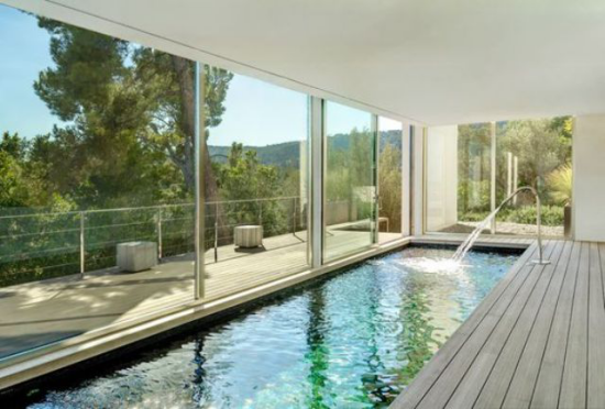 Hallenbad zu Hause längliche Form Glasfenster schöner Blick in den Garten