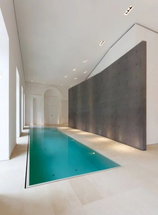 Hallenbad zu Hause minimalistisches Design perfekte Sauberkeit Poollichter eingebaute Deckenbeleuchtung