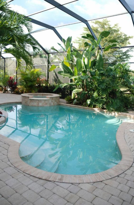 Hallenbad zu Hause rundes Spa Becken Whirlpool viele grüne Pflanzen ein tropisches Flair