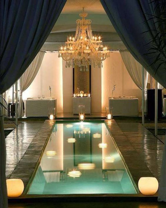 Hallenbad zu Hause sehr luxuriös designt bietet erstklassigen Relax Lampen Kronleuchter Gardinen