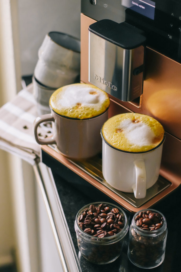 Kurkuma Kaffee Goldene Milch gelbes Getränk Espresso direkt von der Kaffeemaschine