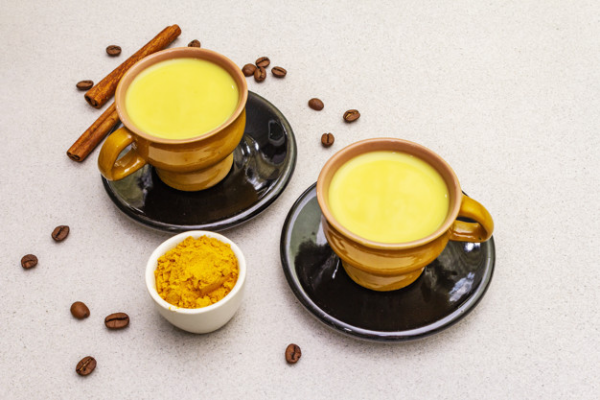 Kurkuma Kaffee gelb in Farbe aromatisch lecker im Geschmack Zimtstäbchen