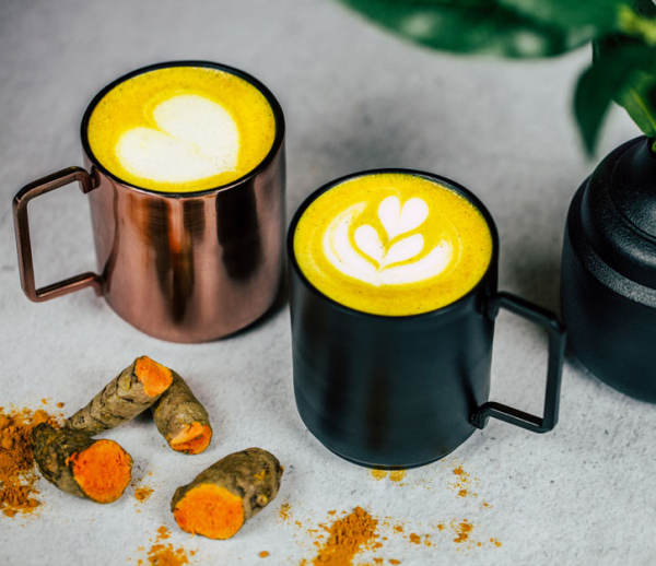 Kurkuma Kaffee zwei Tassen gelbes Trendgetränk Muntermacher für Sie und Ihn