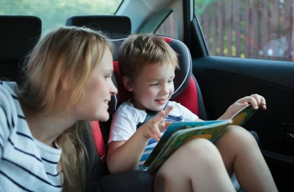 Kurztrip mit Kind Tipps Autoreisen mit Kindern Buch lesen