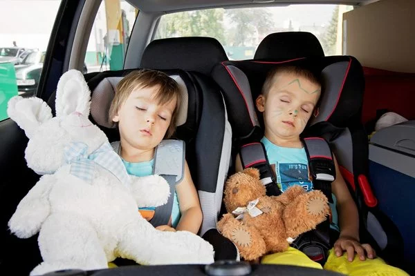 Kurztrip mit Kind Tipps Autoreisen mit Kindern schlafende Kinder