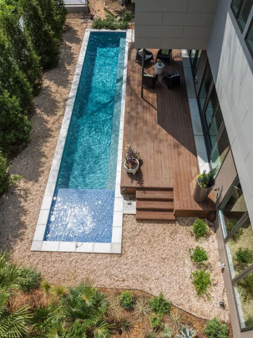 Schmale Pools auf wenig Platz für kleine Gärten Deck aus Holz grüne Sträucher Bäume viel Sonne