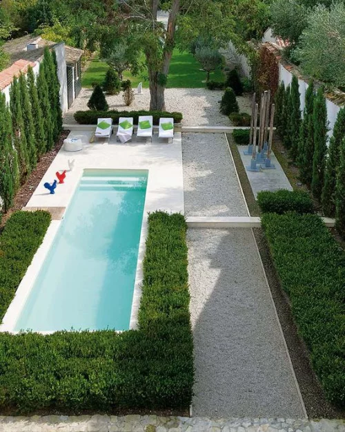 Schmale Pools auf wenig Platz für kleine Gärten grüne Sträucher herum Bäume als Sichtschutz Relax Liegen