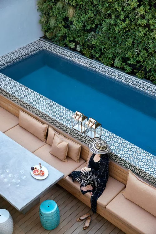 Schmale Pools auf wenig Platz für kleine Gärten grüne Wand Sitzbank Tisch sehr gemütlich Frau am Wasser sitzen