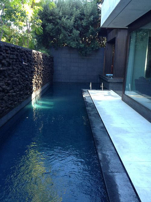 Schmale Pools auf wenig Platz für kleine Gärten raue Steinwand links blaues Wasser sehr einladend