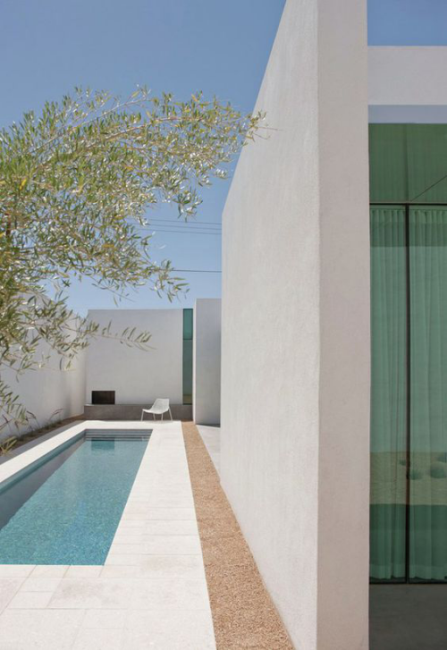 Schmale Pools auf wenig Platz für kleine Gärten weiße Umgebung im minimalistischen Stil viel Sonne