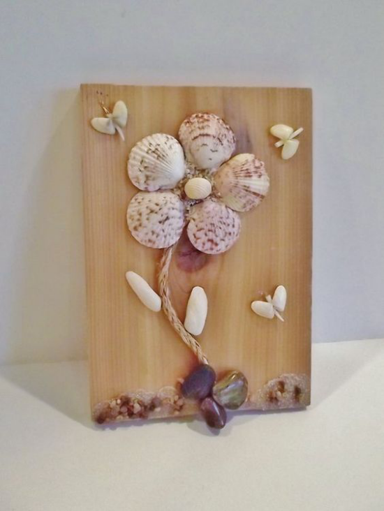 Sommerdeko mit Muscheln tolle Bastelidee für kreative Köpfe Wanddeko mit Muscheln in Blumenform auf Holzplatte