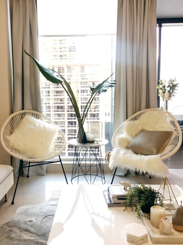 elegante luxus wohnzimmereinrichtung weiße acapulco stühle