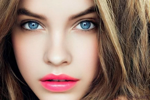 rosa lippenstift dezentes make up blaue augen schminken