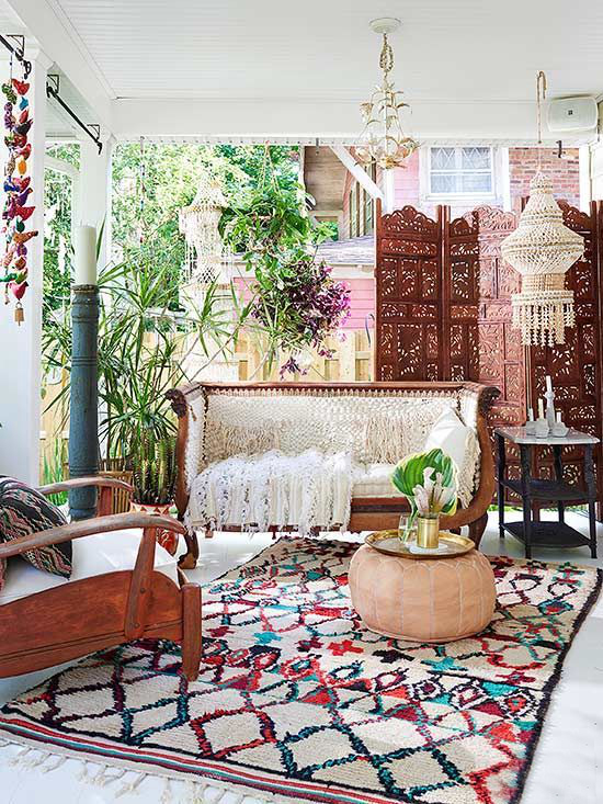 Boho Style Veranda bunte Textilien viele Farben Teppich selbstgehäkelte Sofadecke Paravent im marokkanischen Stil