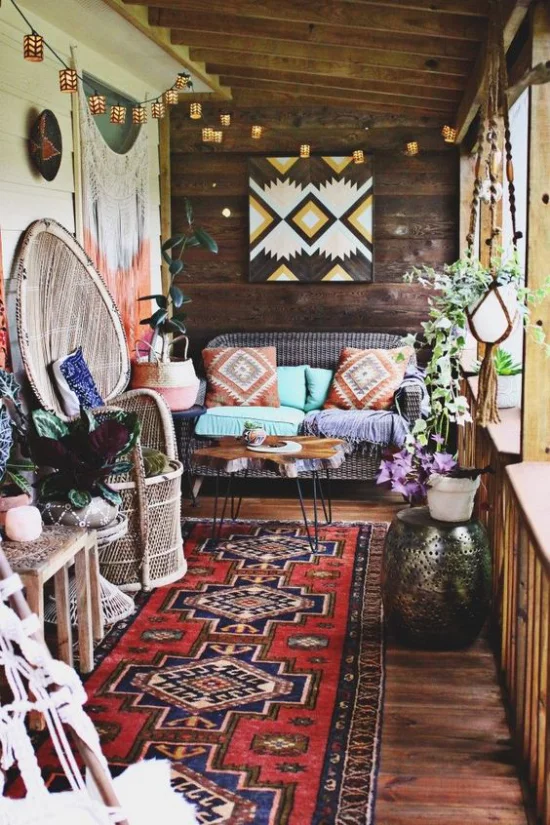 Boho Style Veranda schmaler Raum bunter Teppich Textilien Ethno-Muster viel Holz Rattan