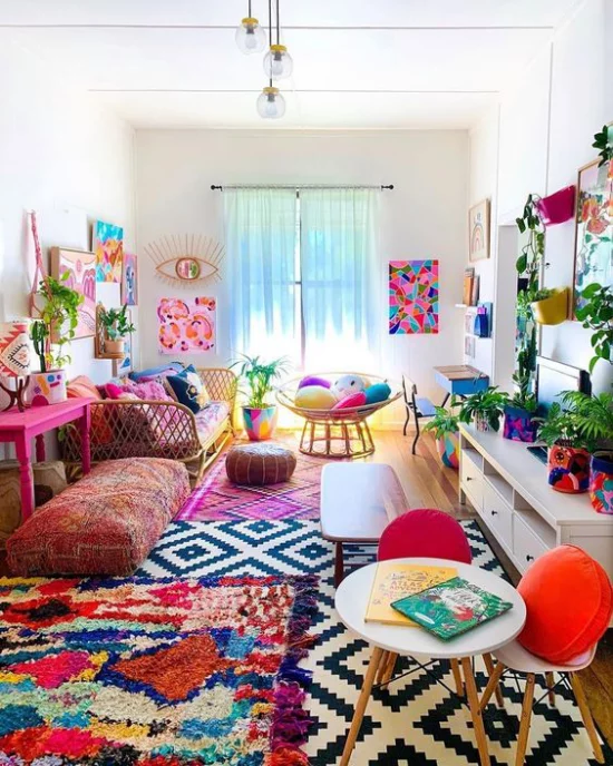 Dekoideen Wohnzimmer bunt fröhlich Ethno-Teppiche viele Farben gemütliches Ambiente
