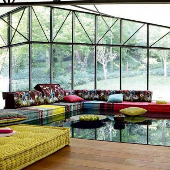 Dekoideen Wohnzimmer buntes Ambiente farbenfrohe Möbel Glaswand
