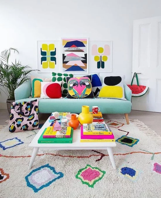 Dekoideen Wohnzimmer buntes Ambiente farbenfrohe geometrische Muster an der Wand Teppich