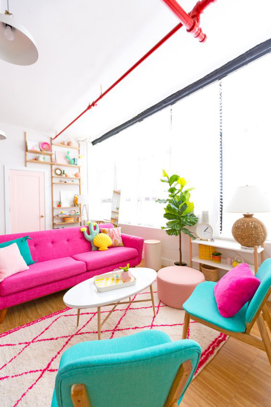 Dekoideen Wohnzimmer farbenfrohe Kontraste sind erwünscht Sofa in Pink Sessel in Blau