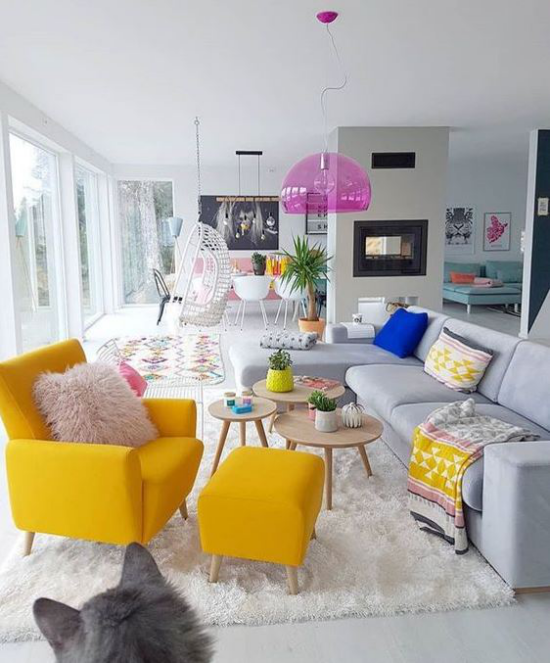 Dekoideen Wohnzimmer großer Raum hell ein gelber Sessel gelber Hocker dazu Blickfang