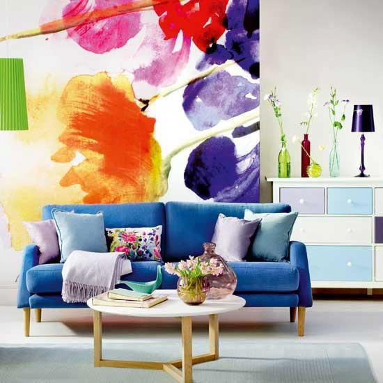 Dekoideen Wohnzimmer schöne stilvolle Einrichtung Raumgestaltung marineblaues Sofa Wandgemälde Blumen