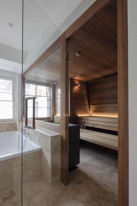 Heimsauna geräumiges Bad Platz für Sauna zuhause hinter Glaswand erstklassiges Design