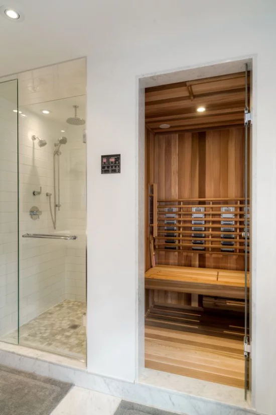 Heimsauna moderner Trend saunieren zuhause daneben Dusche hinter Glaswand