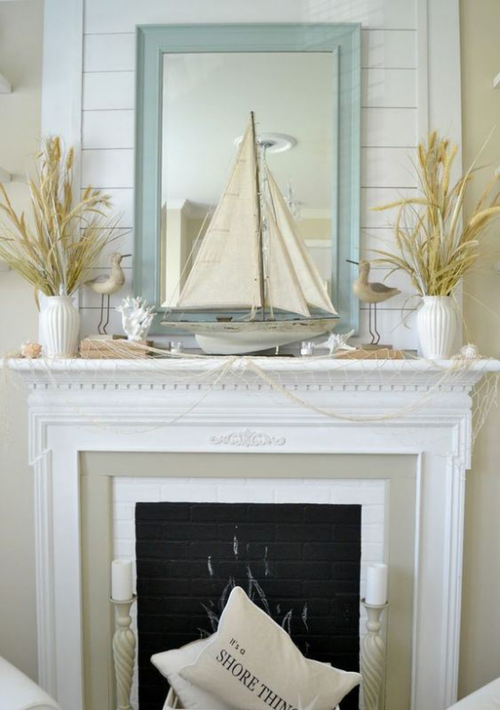 Kaminkonsole sommerlich dekorieren Spiegel Boot Vasen mit trockenen Gräsern in weißen Vasen