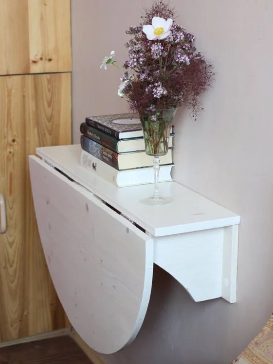 Klapptisch clevere Ideen für klappbare Möbelstücke halbierte Fläche nach Bedarf benutzen Bücher Vase mit Blumen
