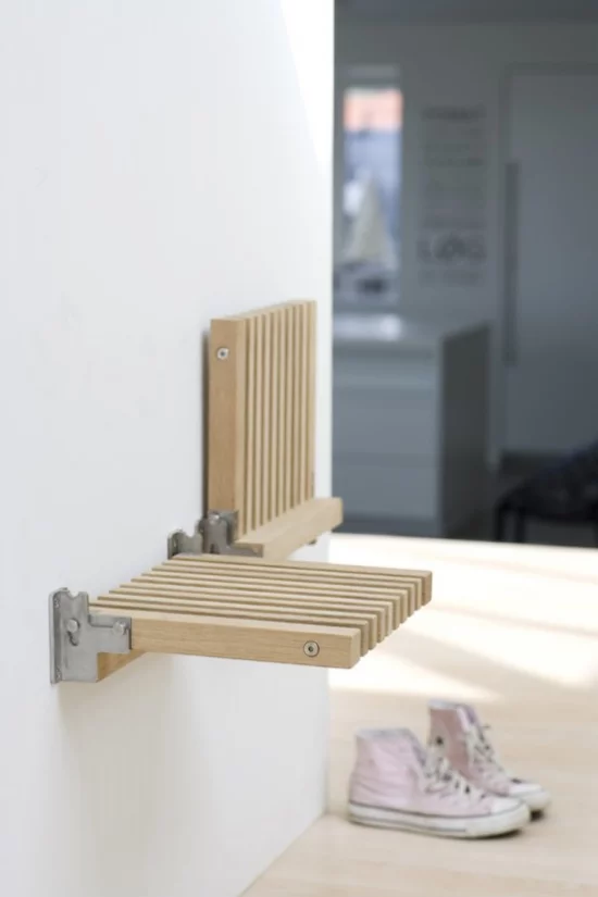 Klapptisch clevere Ideen für klappbare Möbelstücke kleine Sitzbank eingebaut in die Wand einfaches Design platzsparend