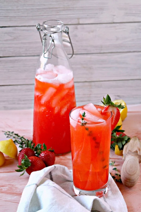 Kräuterlimonade selber machen Erdbeerlimonade Mocktails mit Kräutern und Früchten