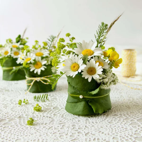 Margeriten weiße Blüten in Blumensträußen arrangiert perfekte Tischdeko zum feierlichen Anlass