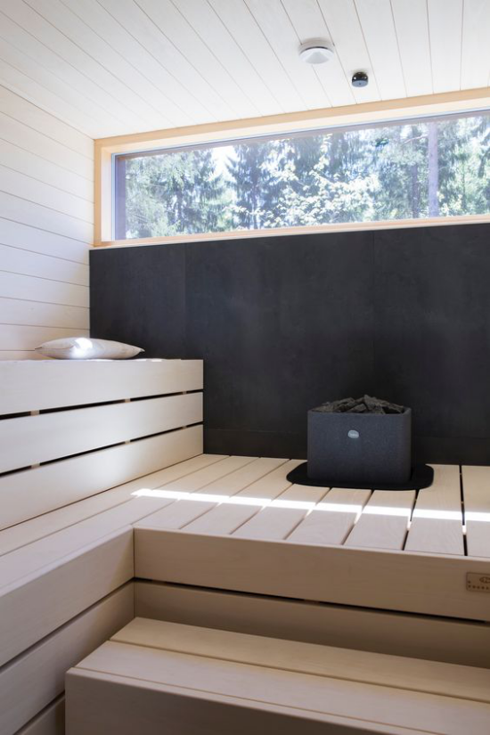 Sauna klassisches Design Fenster zuerst ärztliche Beratung dann ab in die Heimsauna