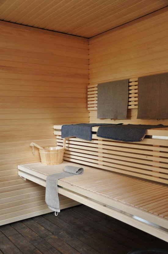 Sauna klassisches Design aus Holz Badetücher schwitzen ist gesund