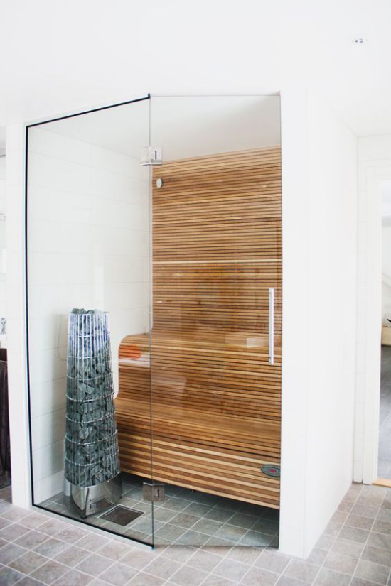 Sauna zuhause auf kleinem Platz hinter Glaswand Holzbänke