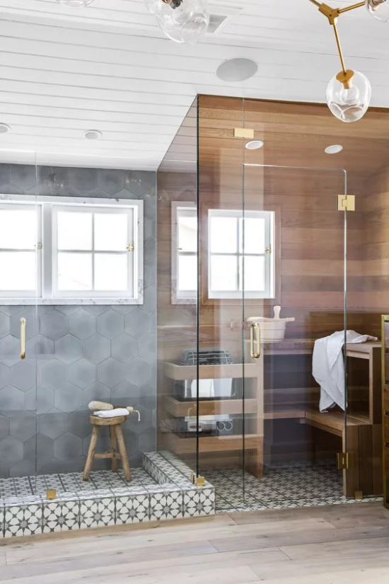 Sauna zuhause hinter Glaswand daneben Dusche Bad im Retro Stil