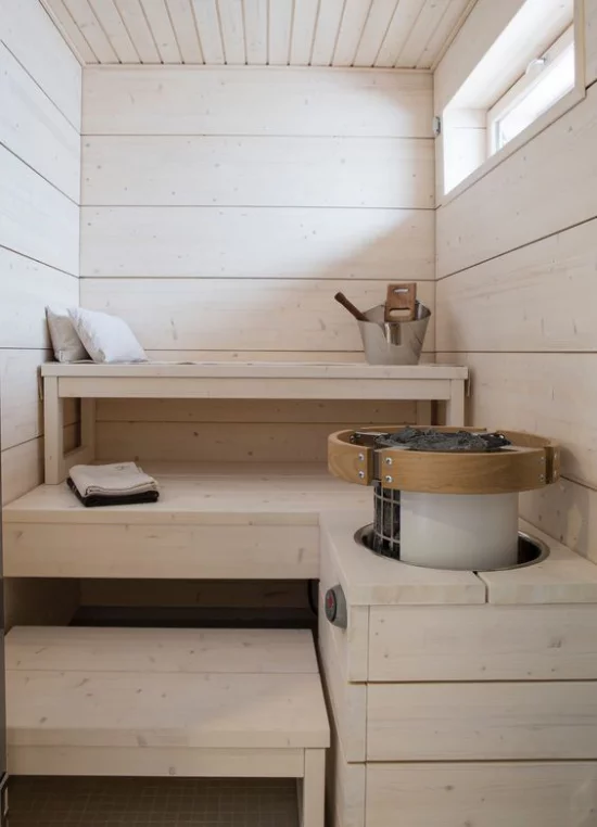 Sauna zuhause im Retro Stil aus hellem Holz Tücher Kübel Fenster