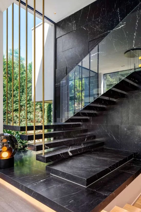 Schwarzer Marmor im Interieur Treppe aus Marmor sehr luftig elegant toller Blickfang